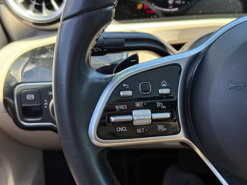 Mercedes-Benz A-Class Vehicle Full-screen Gallery Image 20