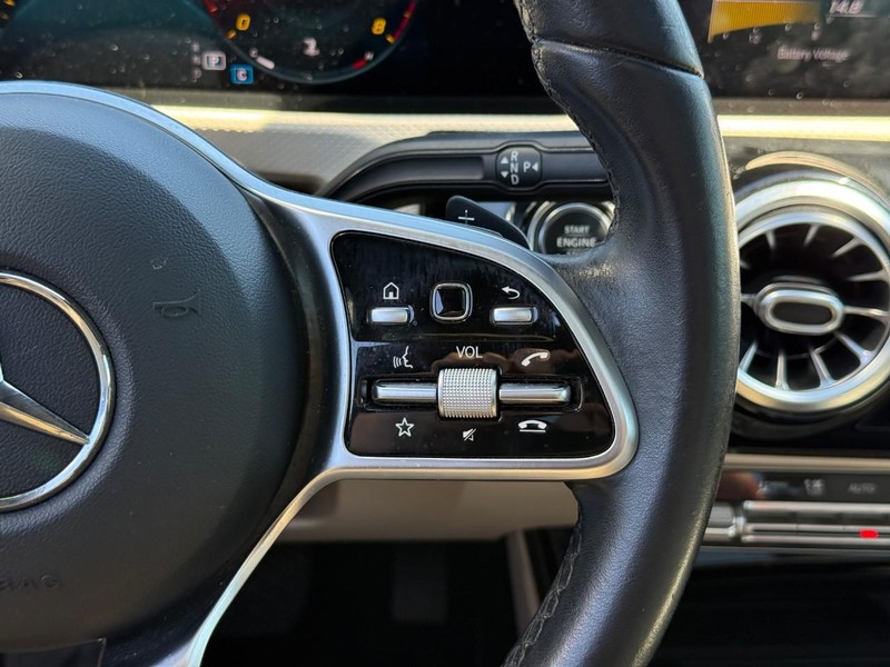Mercedes-Benz A-Class Vehicle Full-screen Gallery Image 21