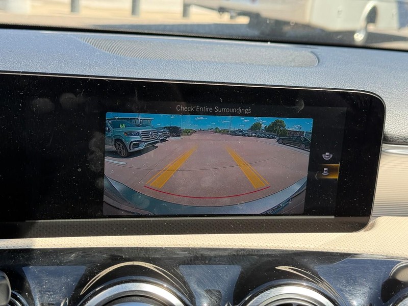Mercedes-Benz A-Class Vehicle Full-screen Gallery Image 23