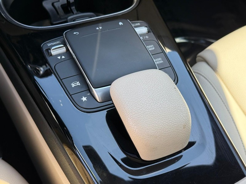 Mercedes-Benz A-Class Vehicle Full-screen Gallery Image 24