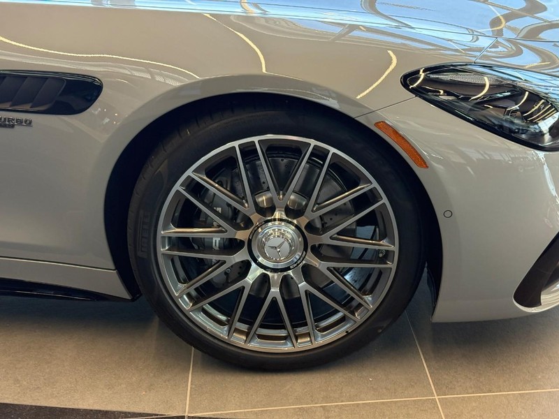 Mercedes-Benz AMG GT Vehicle Full-screen Gallery Image 4