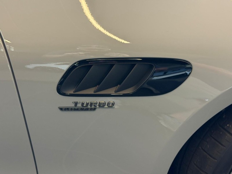 Mercedes-Benz AMG GT Vehicle Full-screen Gallery Image 5