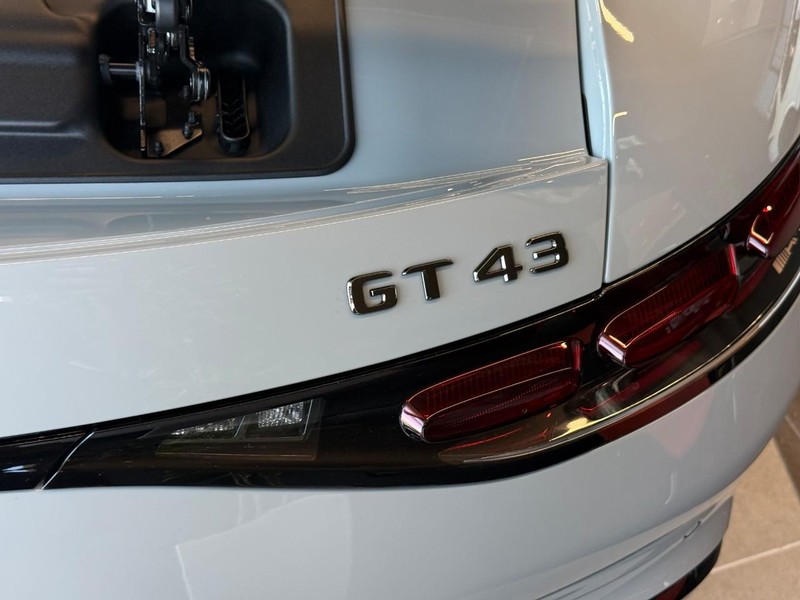 Mercedes-Benz AMG GT Vehicle Full-screen Gallery Image 7
