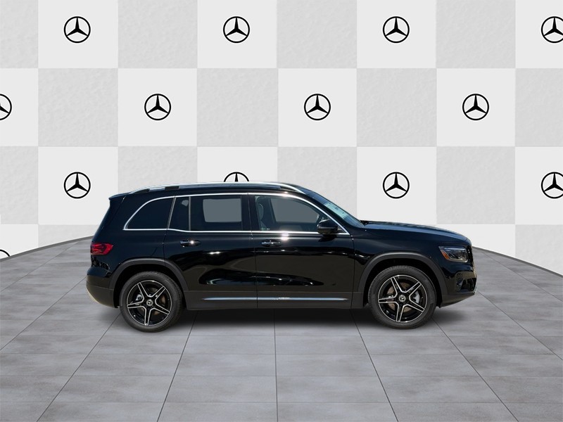 Mercedes-Benz GLB Vehicle Full-screen Gallery Image 2