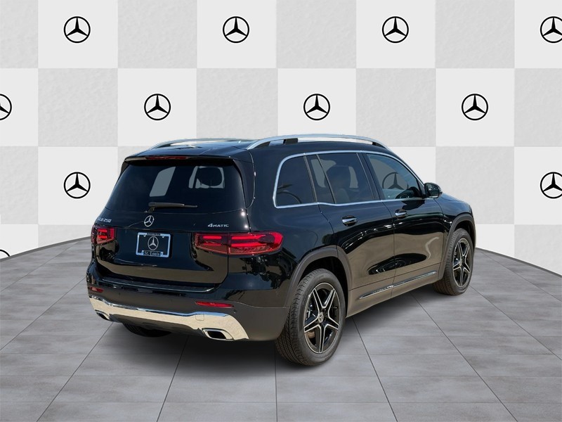 Mercedes-Benz GLB Vehicle Full-screen Gallery Image 3