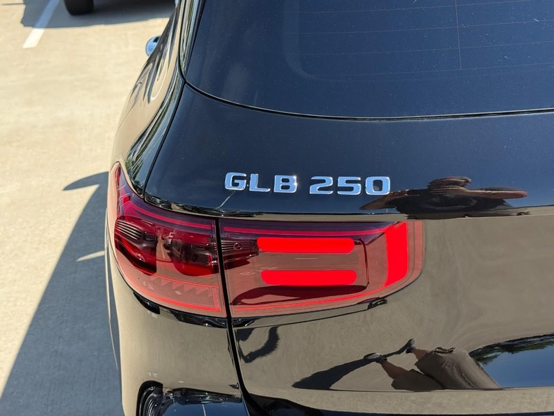 Mercedes-Benz GLB Vehicle Full-screen Gallery Image 4