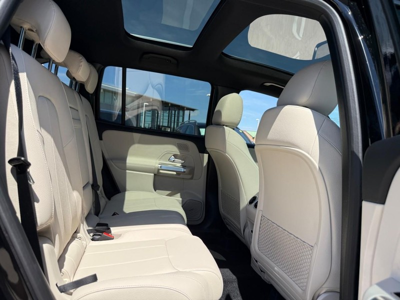 Mercedes-Benz GLB Vehicle Full-screen Gallery Image 8