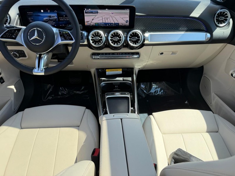 Mercedes-Benz GLB Vehicle Full-screen Gallery Image 9