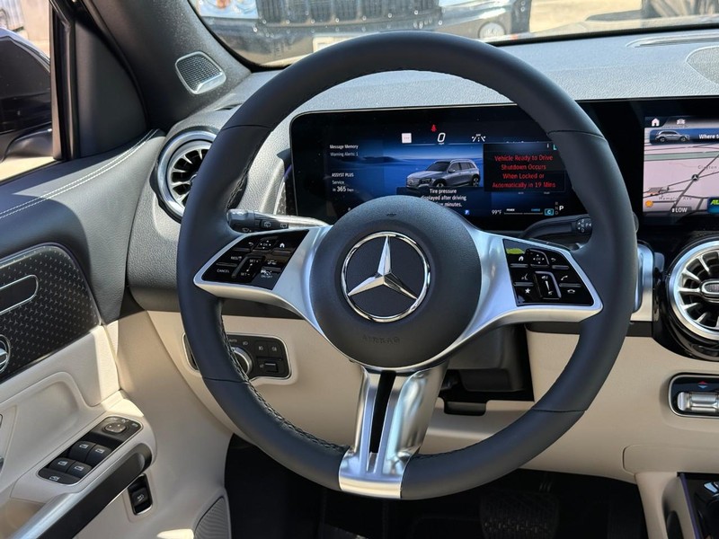 Mercedes-Benz GLB Vehicle Full-screen Gallery Image 10