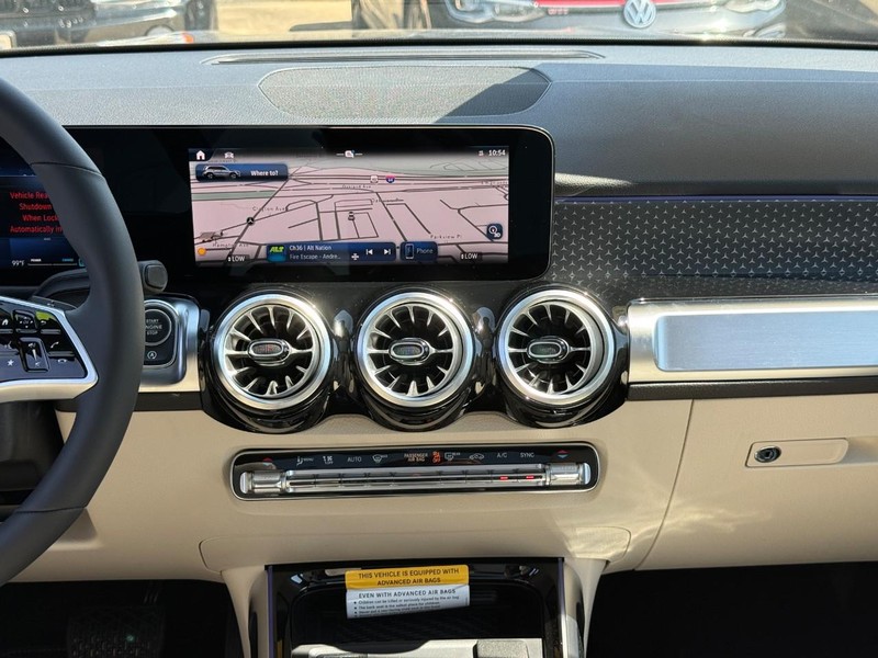 Mercedes-Benz GLB Vehicle Full-screen Gallery Image 11