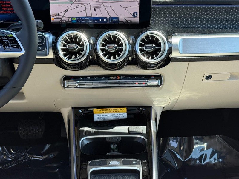 Mercedes-Benz GLB Vehicle Full-screen Gallery Image 12