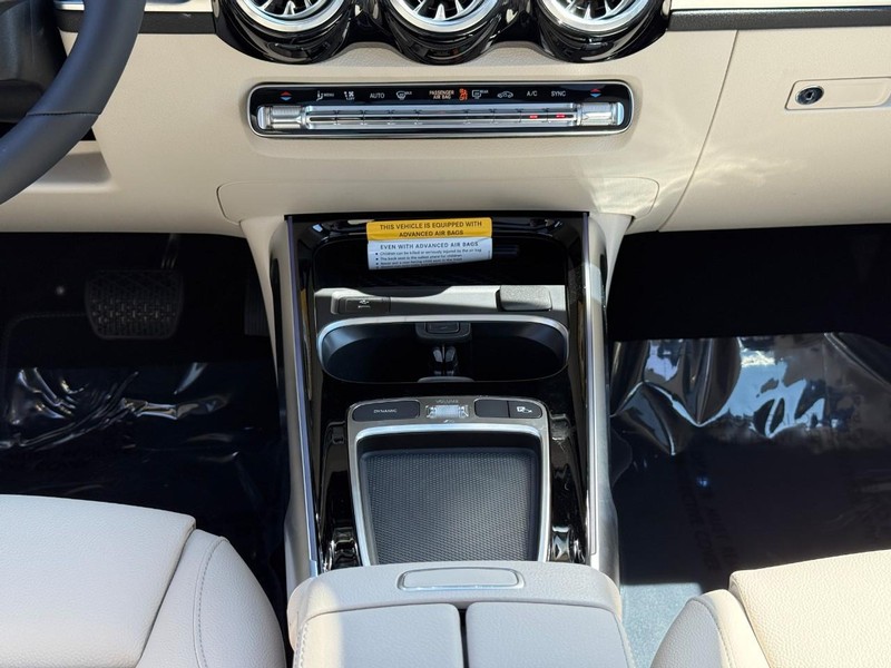 Mercedes-Benz GLB Vehicle Full-screen Gallery Image 13