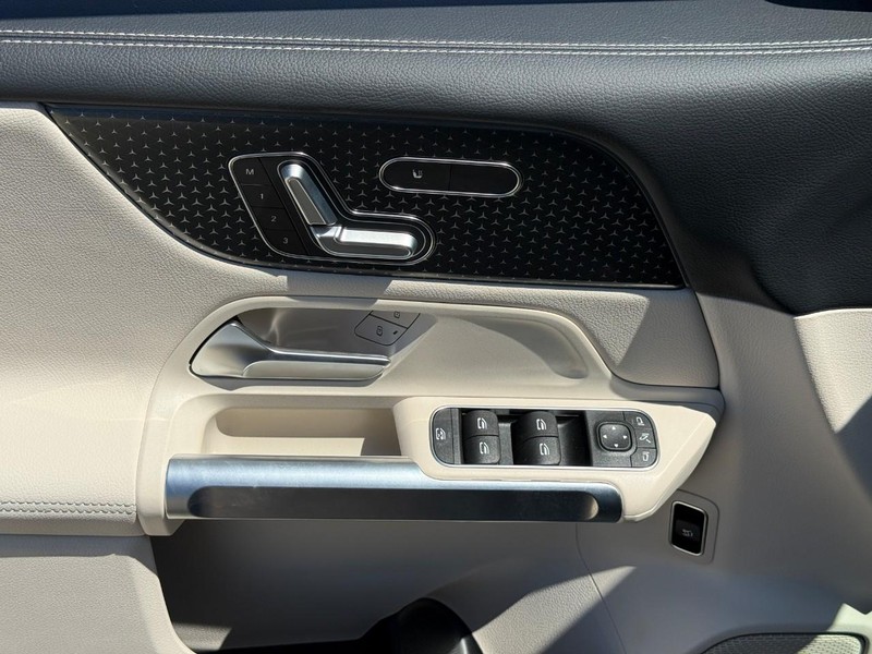 Mercedes-Benz GLB Vehicle Full-screen Gallery Image 14