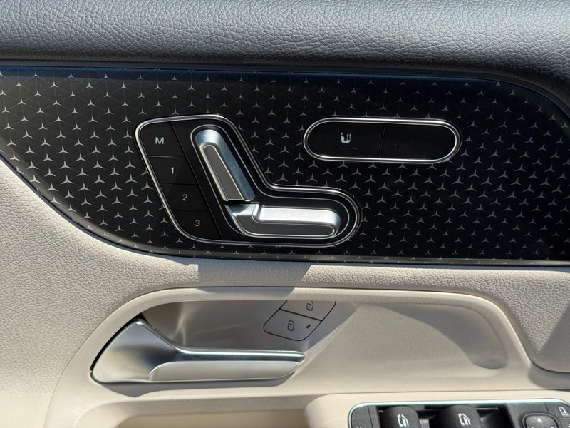 Mercedes-Benz GLB Vehicle Full-screen Gallery Image 15