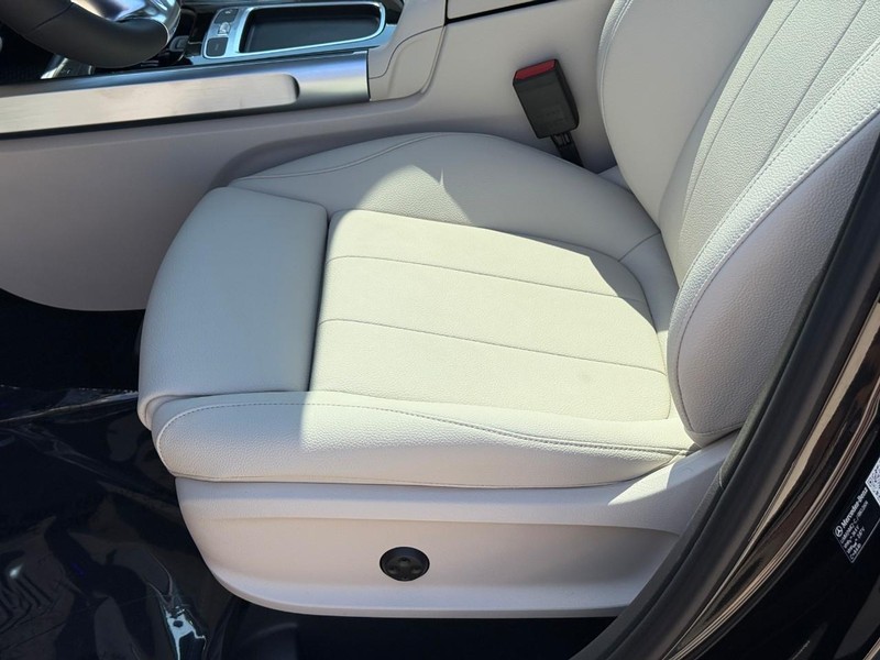 Mercedes-Benz GLB Vehicle Full-screen Gallery Image 16