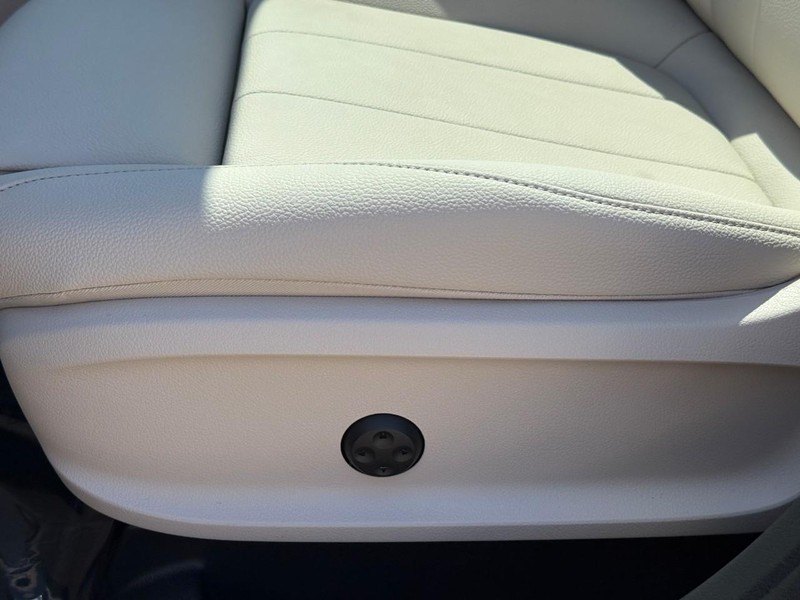 Mercedes-Benz GLB Vehicle Full-screen Gallery Image 17