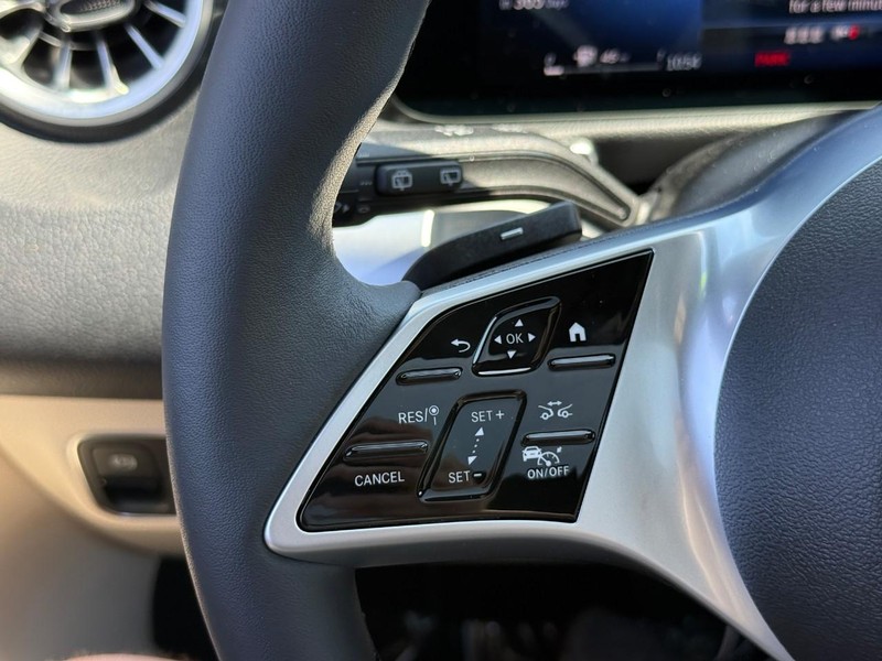 Mercedes-Benz GLB Vehicle Full-screen Gallery Image 18