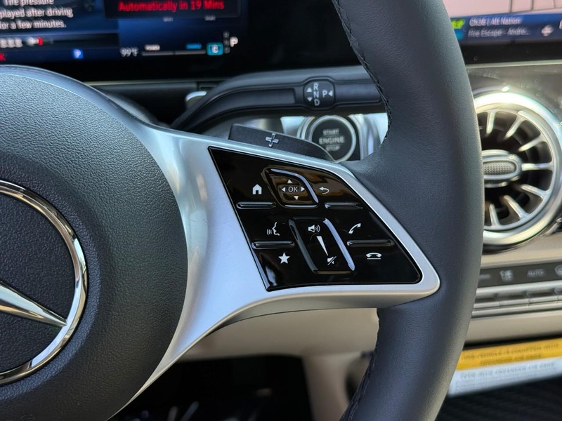 Mercedes-Benz GLB Vehicle Full-screen Gallery Image 19