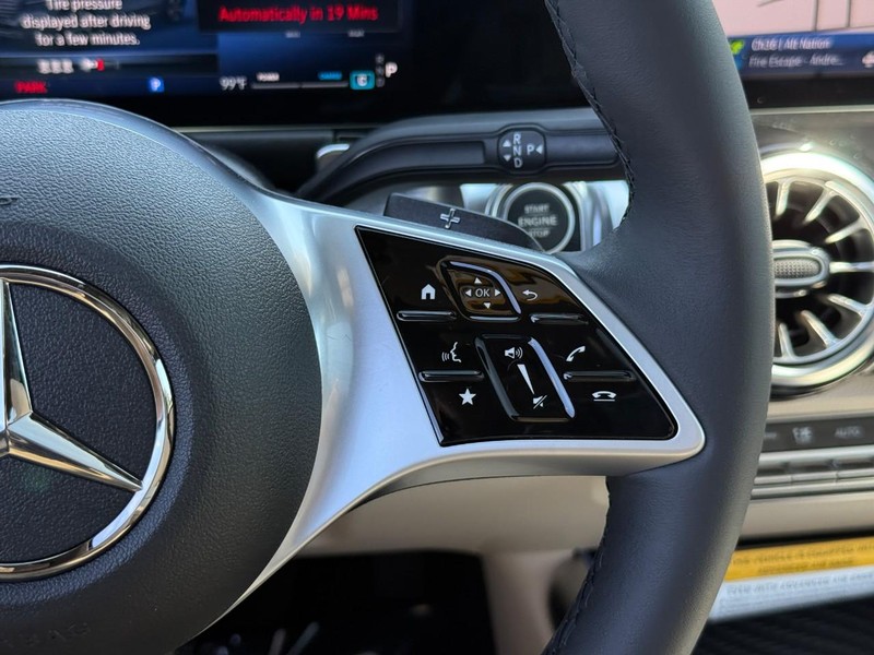 Mercedes-Benz GLB Vehicle Full-screen Gallery Image 20