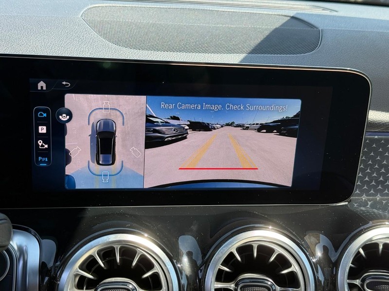 Mercedes-Benz GLB Vehicle Full-screen Gallery Image 21