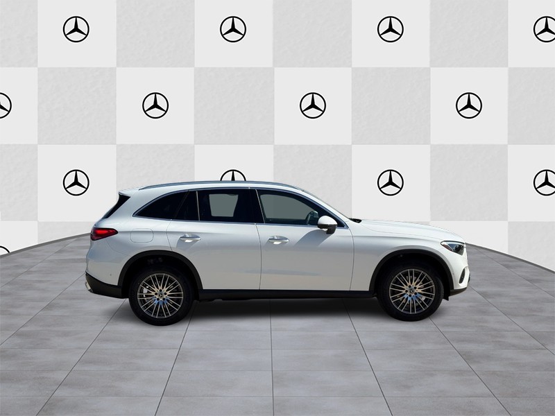 Mercedes-Benz GLC Vehicle Full-screen Gallery Image 2