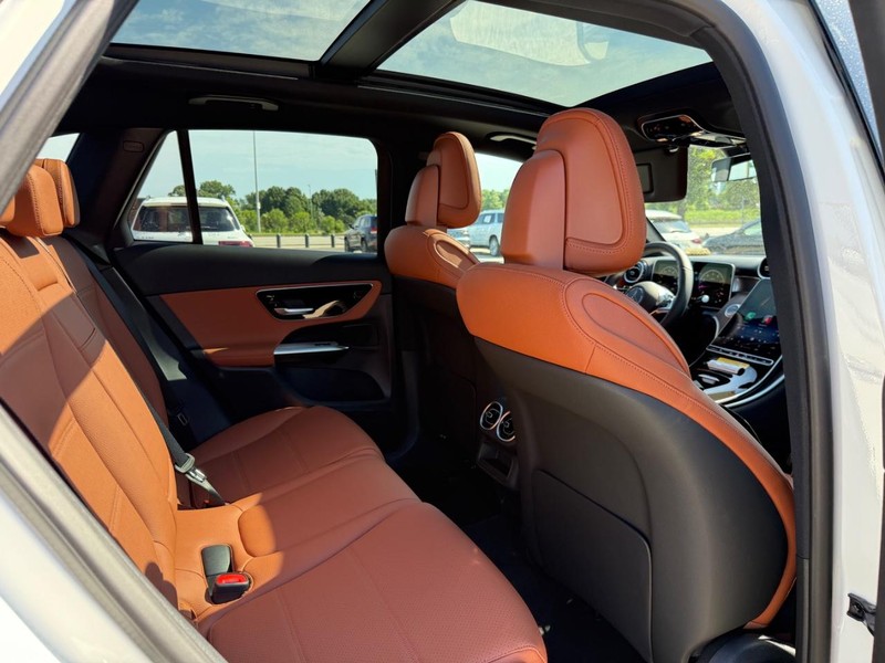 Mercedes-Benz GLC Vehicle Full-screen Gallery Image 5