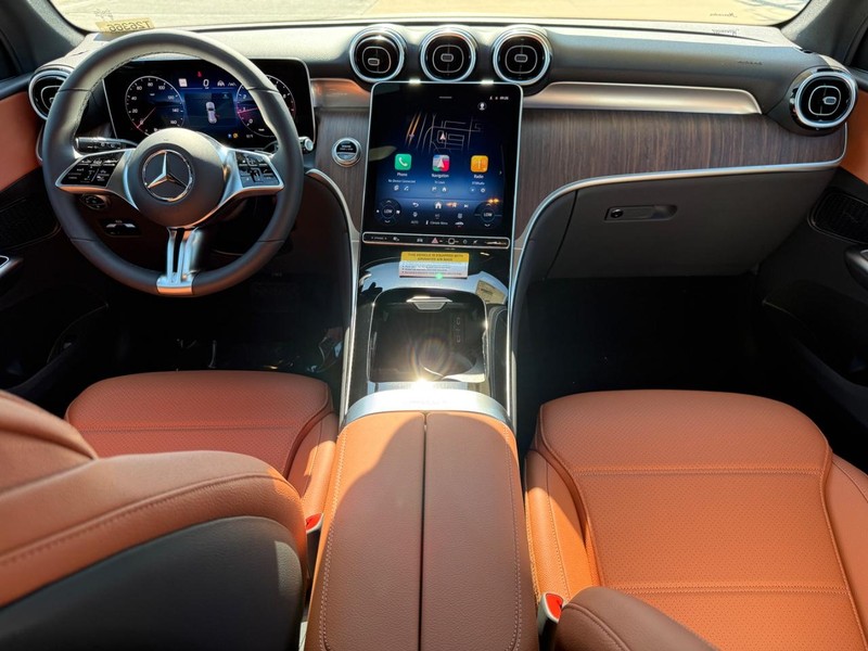 Mercedes-Benz GLC Vehicle Full-screen Gallery Image 6