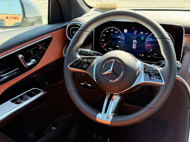 Mercedes-Benz GLC Vehicle Full-screen Gallery Image 7