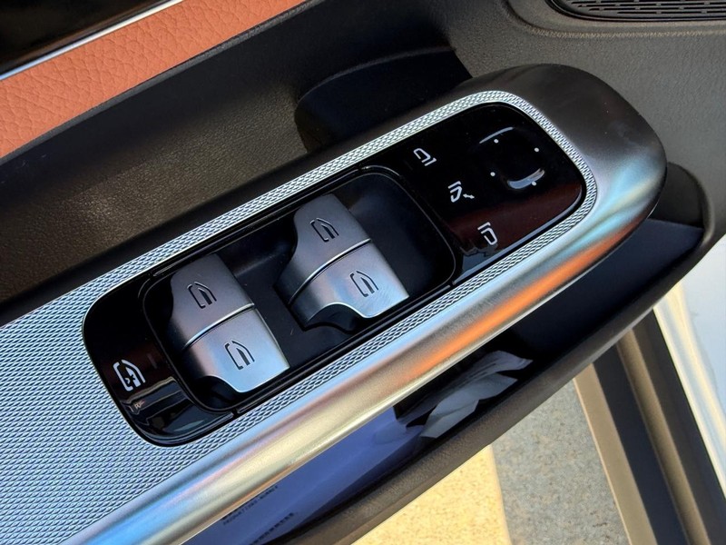 Mercedes-Benz GLC Vehicle Full-screen Gallery Image 10