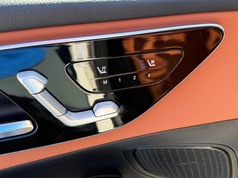 Mercedes-Benz GLC Vehicle Full-screen Gallery Image 11