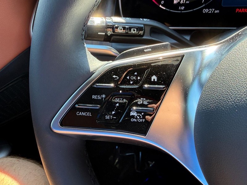 Mercedes-Benz GLC Vehicle Full-screen Gallery Image 13