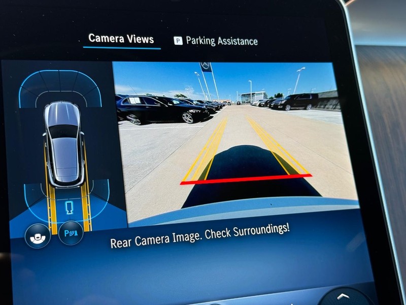 Mercedes-Benz GLC Vehicle Full-screen Gallery Image 16