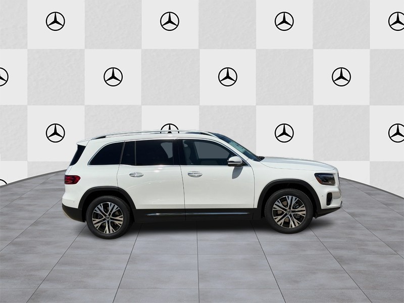 Mercedes-Benz GLB Vehicle Full-screen Gallery Image 2