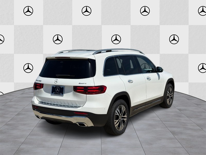 Mercedes-Benz GLB Vehicle Full-screen Gallery Image 3