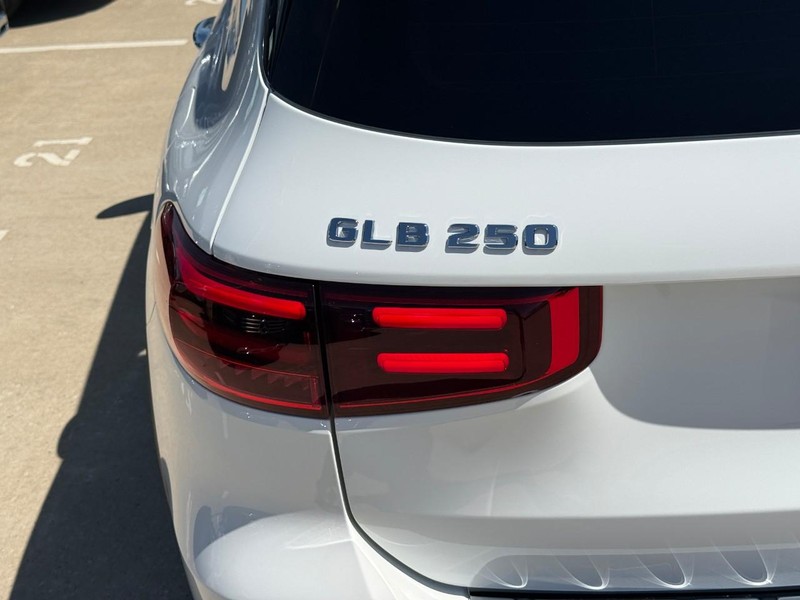 Mercedes-Benz GLB Vehicle Full-screen Gallery Image 4