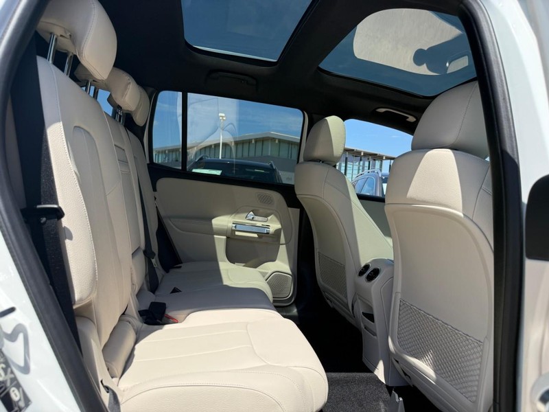 Mercedes-Benz GLB Vehicle Full-screen Gallery Image 6