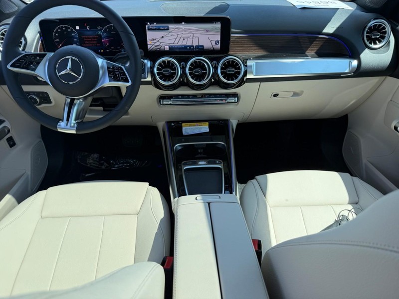 Mercedes-Benz GLB Vehicle Full-screen Gallery Image 7