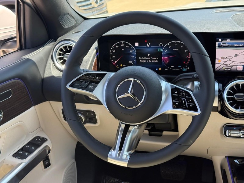 Mercedes-Benz GLB Vehicle Full-screen Gallery Image 8