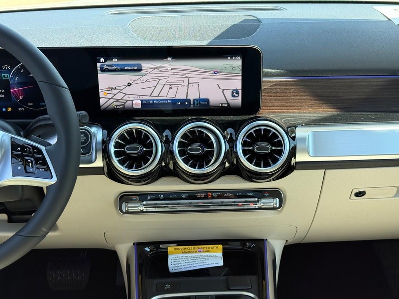 Mercedes-Benz GLB Vehicle Full-screen Gallery Image 9