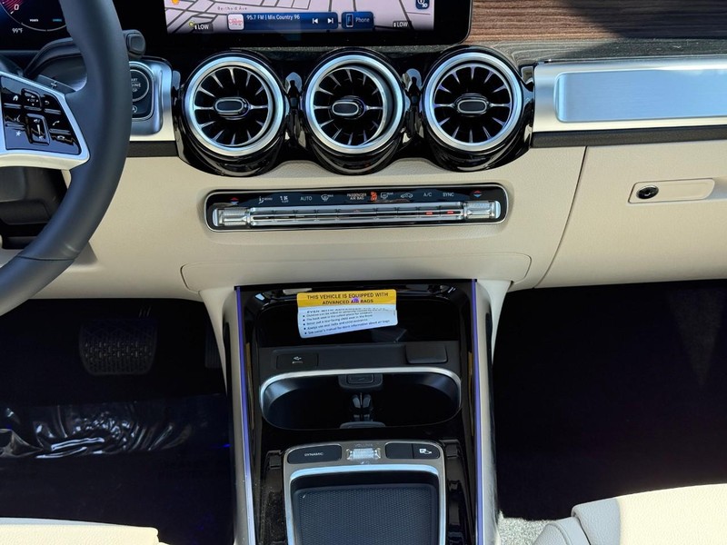 Mercedes-Benz GLB Vehicle Full-screen Gallery Image 10