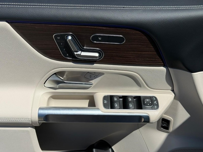Mercedes-Benz GLB Vehicle Full-screen Gallery Image 11
