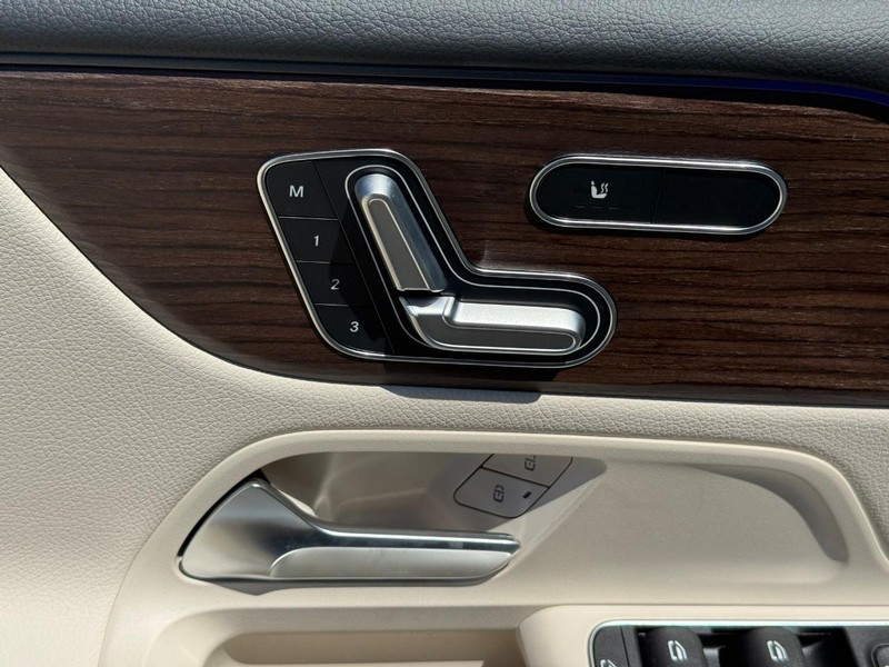 Mercedes-Benz GLB Vehicle Full-screen Gallery Image 12