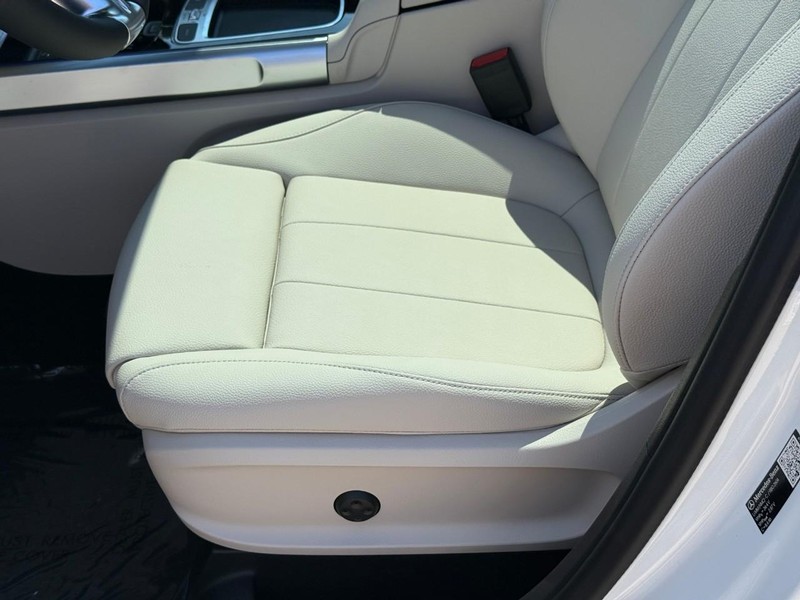 Mercedes-Benz GLB Vehicle Full-screen Gallery Image 13