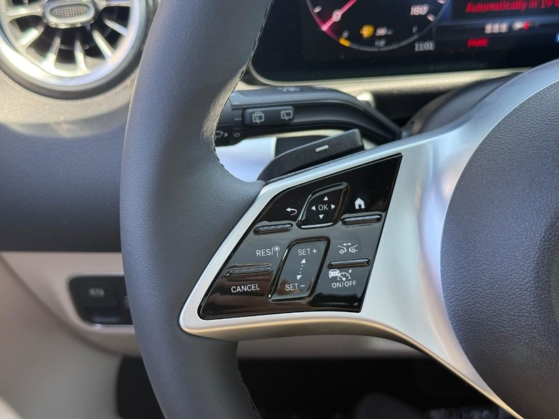 Mercedes-Benz GLB Vehicle Full-screen Gallery Image 14