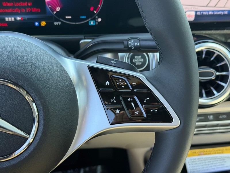 Mercedes-Benz GLB Vehicle Full-screen Gallery Image 15