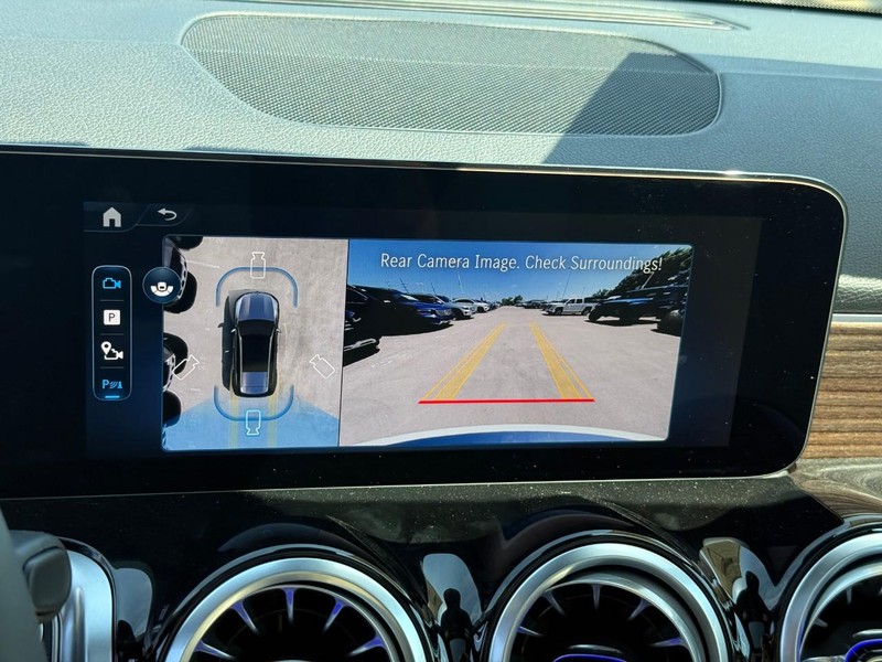 Mercedes-Benz GLB Vehicle Full-screen Gallery Image 16