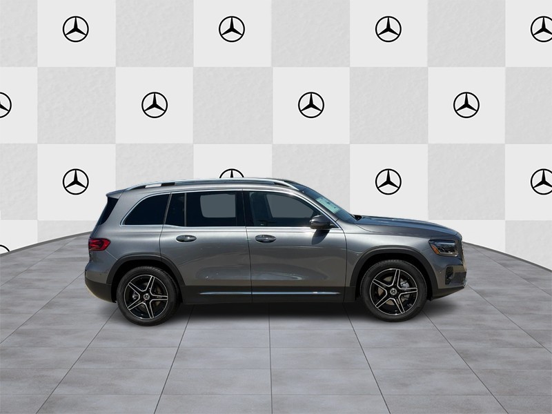 Mercedes-Benz GLB Vehicle Full-screen Gallery Image 2