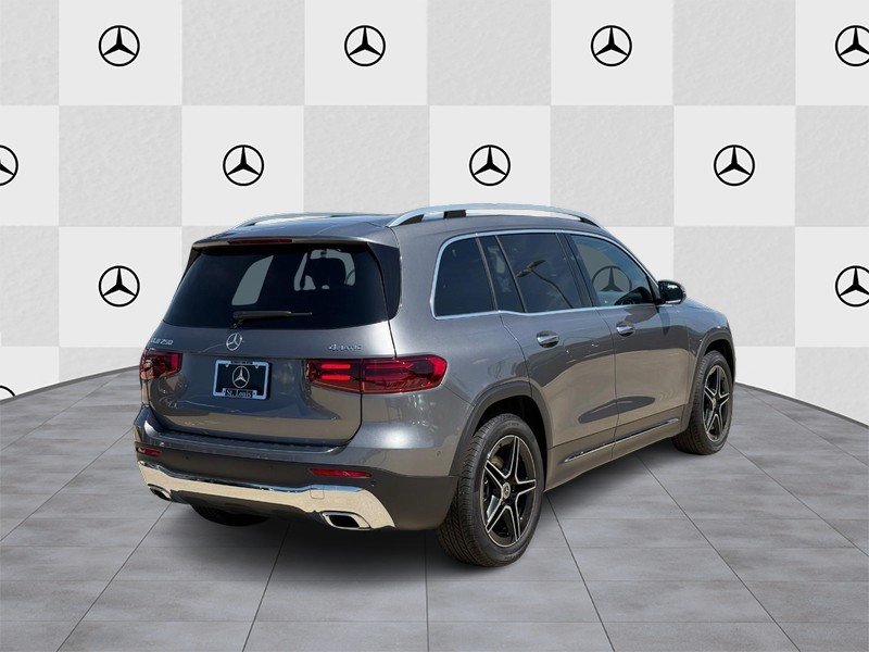 Mercedes-Benz GLB Vehicle Full-screen Gallery Image 3