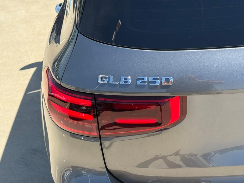Mercedes-Benz GLB Vehicle Full-screen Gallery Image 4