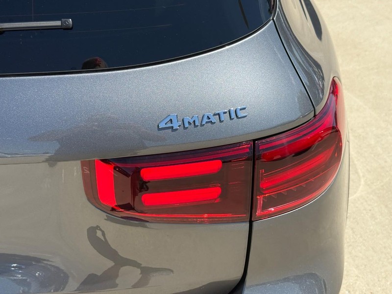 Mercedes-Benz GLB Vehicle Full-screen Gallery Image 5